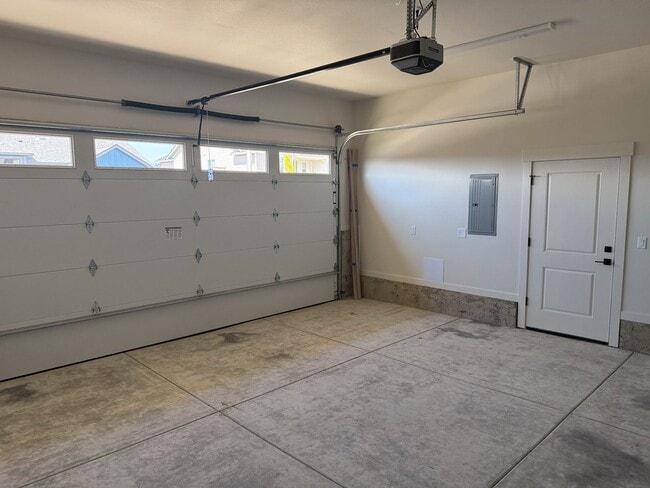 Building Photo - 634 NW Crater Lk Dr