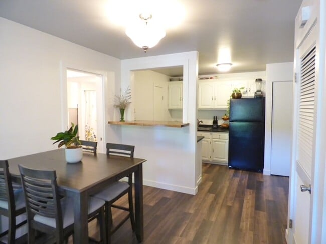 Building Photo - Downtown Living | 1 Bed • 1 Bath Ground-Level Condo | Available August 1!