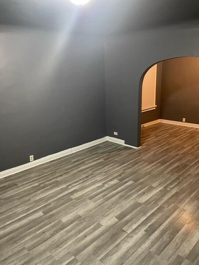 Building Photo - Section 8 Welcomed Large 2 Bedroom