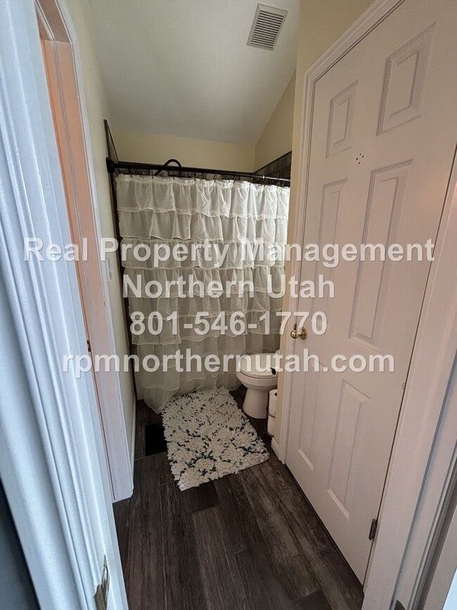 Building Photo - Charming 2-Story Home in the Heart of Clea...