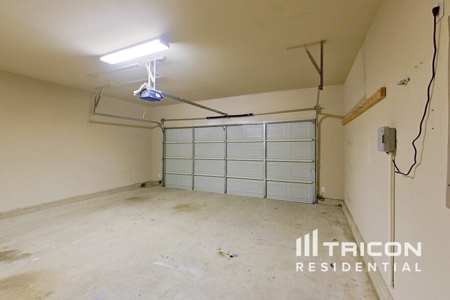 Building Photo - 15904 Alvarado Dr