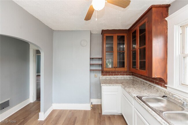 Building Photo - 1226 W Erie Ave