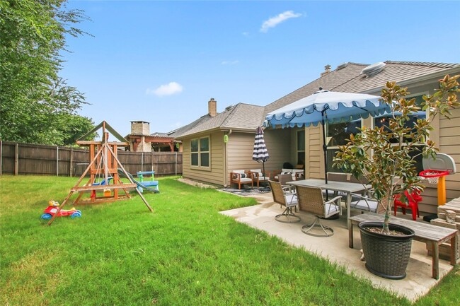 Building Photo - 913 Freesia Dr