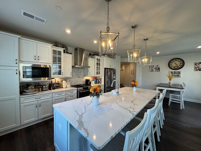 Building Photo - Stylish 2 Bed 2 Bath Condo With Den & Balc...