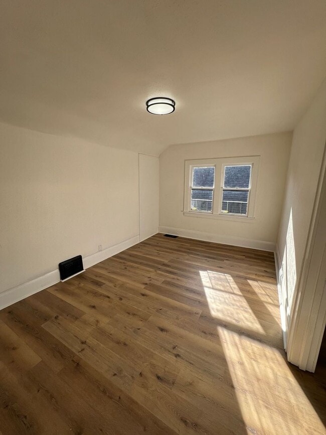 Building Photo - Brand new fully renovated 5 Bedroom Single...