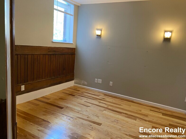 Building Photo - 17 Bow St