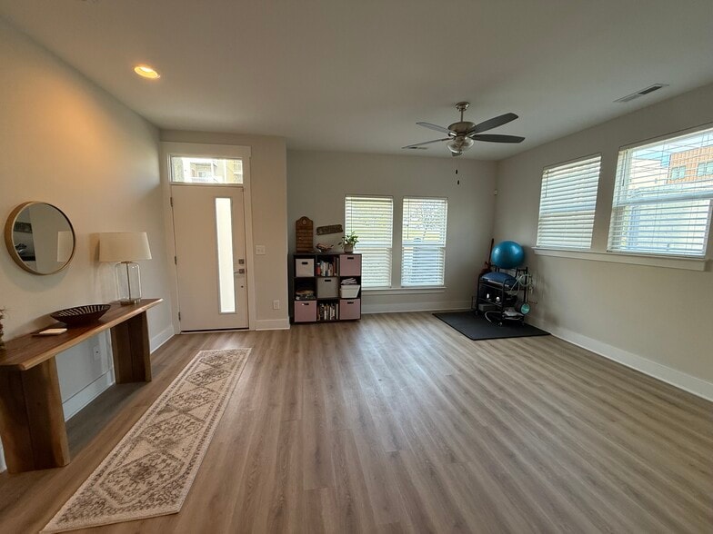 Building Photo - 219 S Bruns Ave