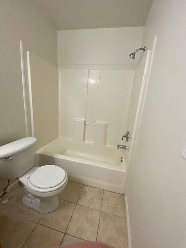 Building Photo - REMODELED 3 BEDROOM TOWNHOME