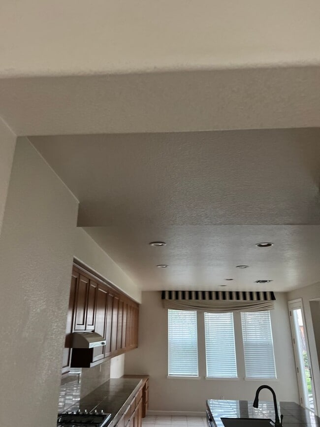 Building Photo - 627 Tradition St