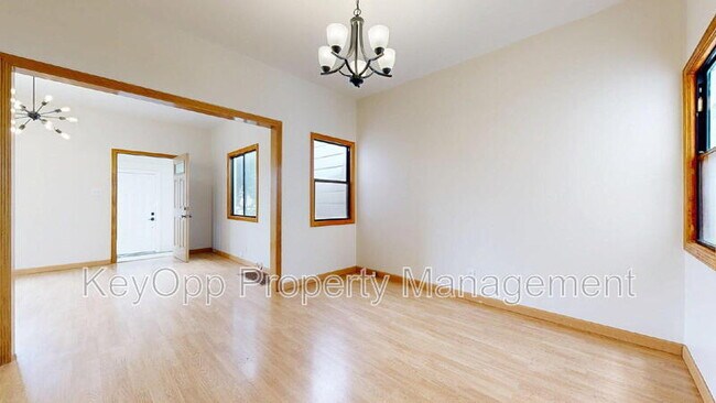 Building Photo - 806 34th Ave