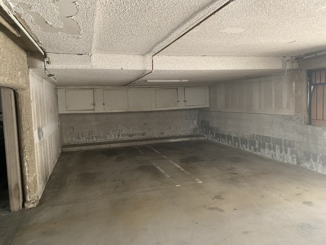 Building Photo - 11610 Moorpark St