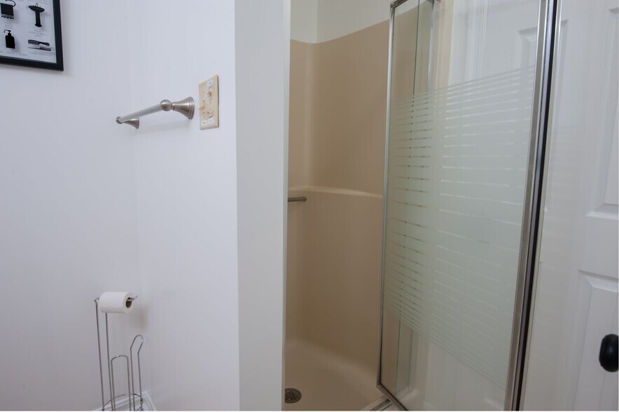 Bath - 202 Chinaberry Dr