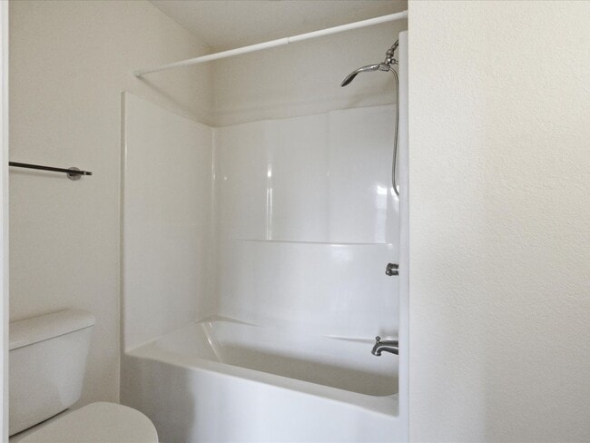 Building Photo - City of Maryville 37801 - Beautifully Updated 2-Bedroom, 2.5-Bath Townhome. Contact Vicki Everbac...