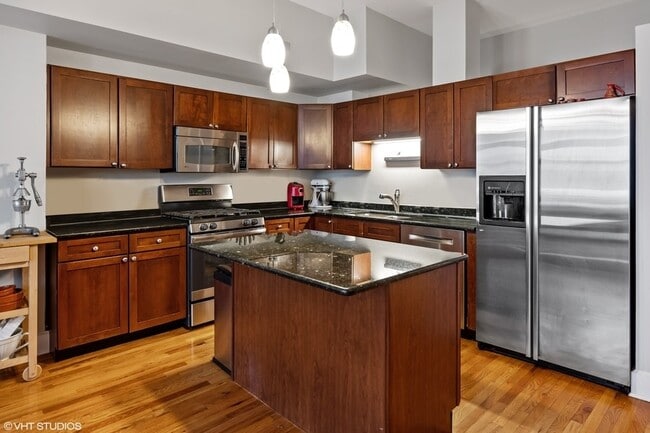 Building Photo - 165 N Canal St