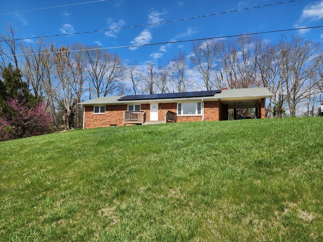 Building Photo - Large Brick Ranch-Rental