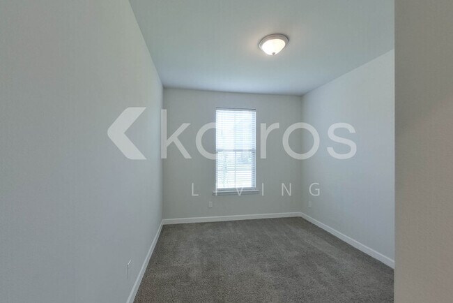 Building Photo - 13642 Willamette Wy