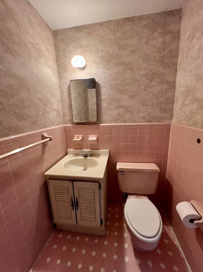 Building Photo - Charming 3-Bed, 2-Bath Spacious Home in Ch...