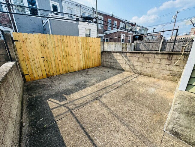 Building Photo - Remodeled 3bd/1 House with Rear yard!! SEC...