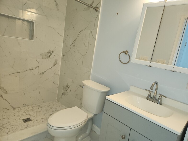 Building Photo - 1204 Lossing Ave