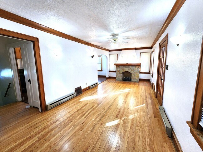 Building Photo - 3-bedroom single family in West Allis - Av...