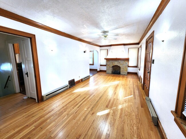 Building Photo - 3-bedroom single family in West Allis - Available now!