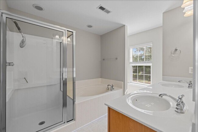 Building Photo - Well Maintained Three Bedroom Home!
