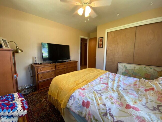 Building Photo - Spacious 5-Bedroom Home with Stunning View...