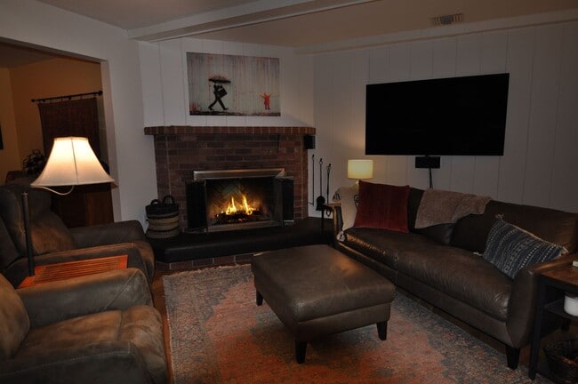 Building Photo - 4 Bedroom Pool Home for Rent in Woodland H...