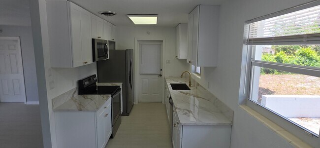 Building Photo - 1047 Japonica Ln