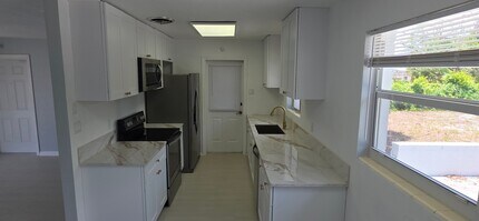 Building Photo - 1047 Japonica Ln