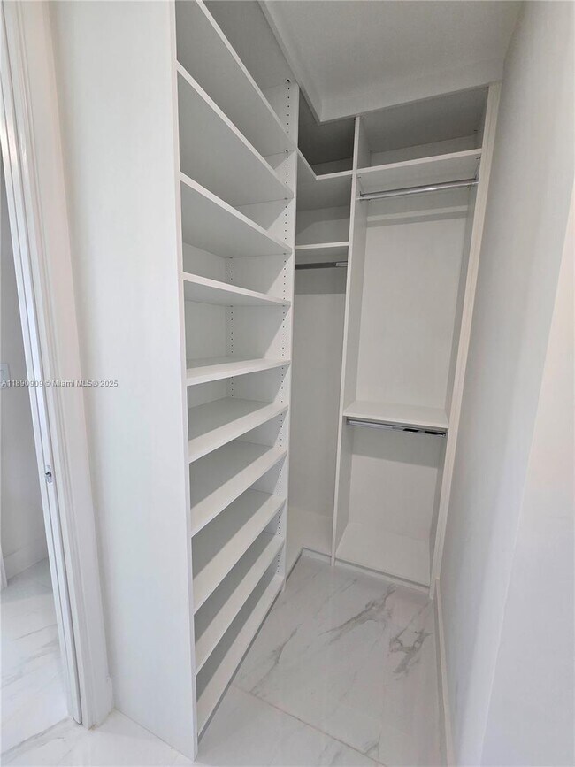 Building Photo - 700 NE 24th St