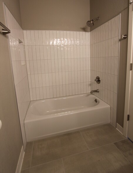 Custom Tub - 6737 Mountain Top Ln