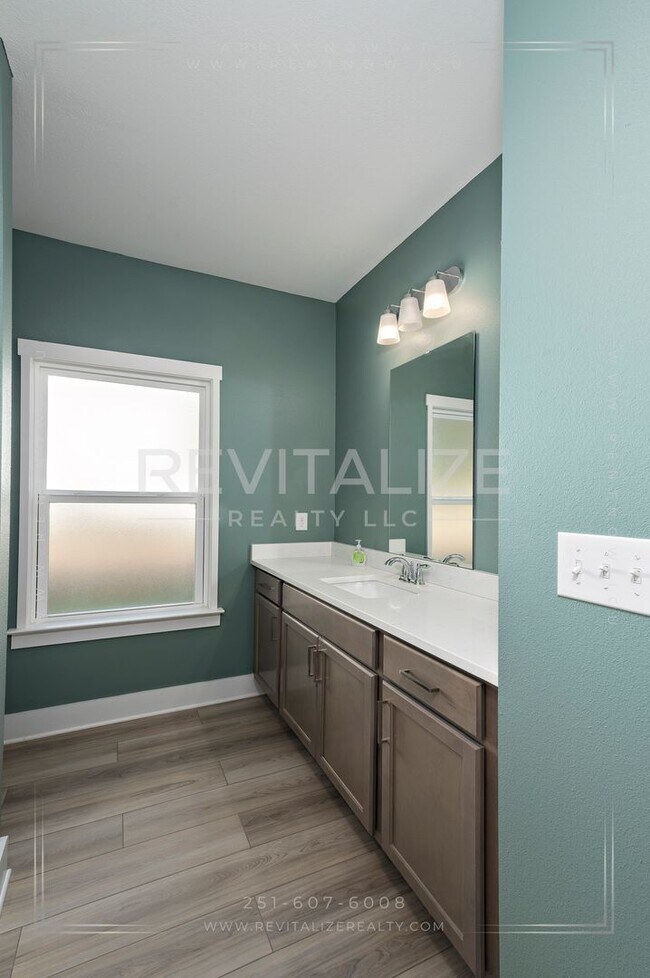 Building Photo - Charming Gold Fortified Home in Live Oak E...