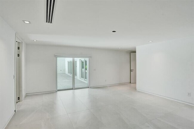 Building Photo - 2800 Banyan Blvd Cir NW