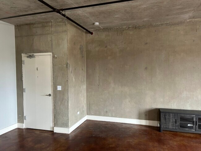 Building Photo - 326 River St