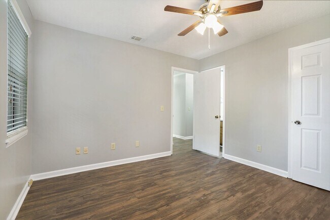 Building Photo - Park East