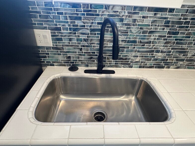 Building Photo - 2038 Bronson Way