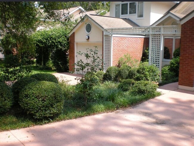 Building Photo - 3 BR/2.5 BA Townhome in Myers Park!