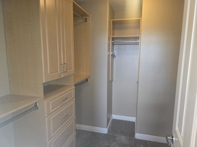 Building Photo - NEWLY REMODELED TOWN HOME IN HENDERSON AWA...