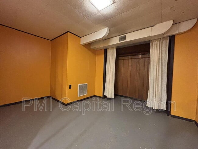 Building Photo - 8710 Maywood Ave