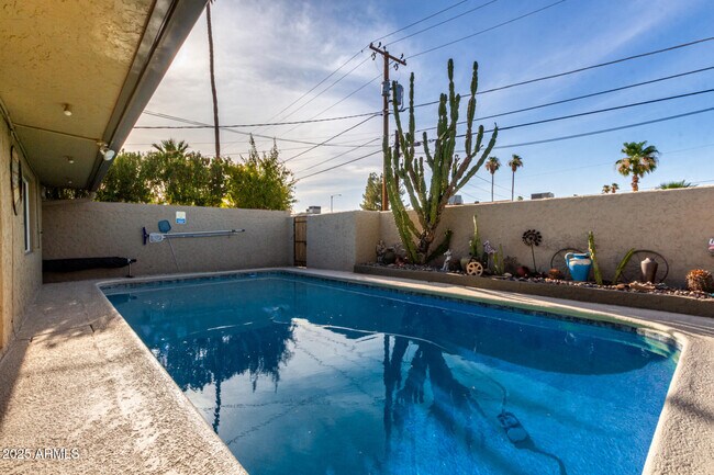 Building Photo - 6830 E Edgemont Ave