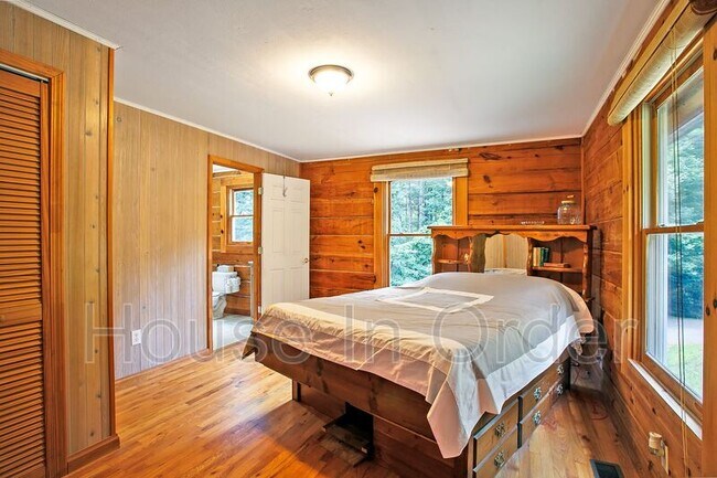 Building Photo - 561 Bee Tree Rd