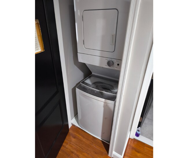 Building Photo - 1932 Bank St