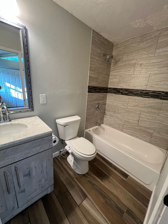 Building Photo - Move in Ready! $1,000 security deposit Pay...