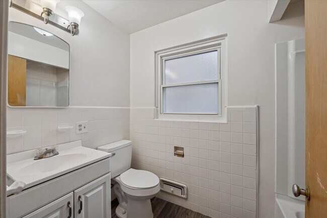 Building Photo - 2127 Collinway St