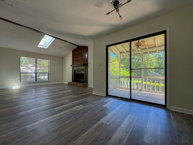 Building Photo - Beautifully Updated 3 Bed 2 Bath Home