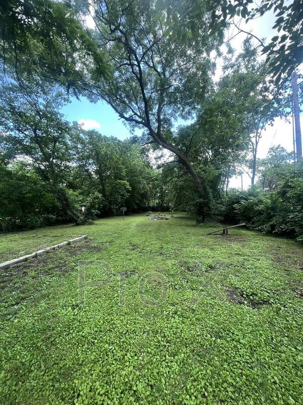 Building Photo - 2628 E 8th St