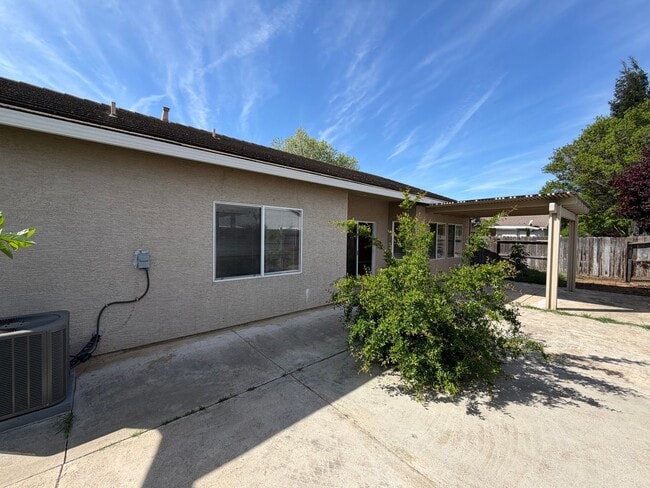 Building Photo - Lovely Three Bedroom Home