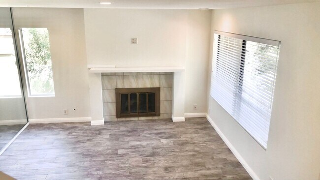 Building Photo - Charming 3 Bedroom, 2.5 Bath end unit Town...