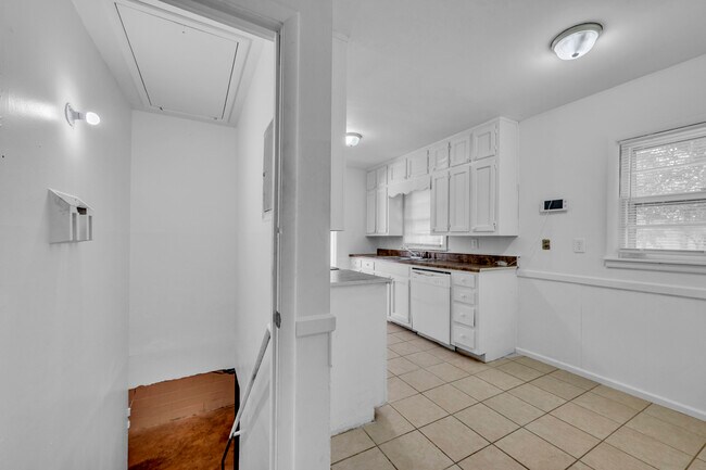 Building Photo - 204 3rd Ave